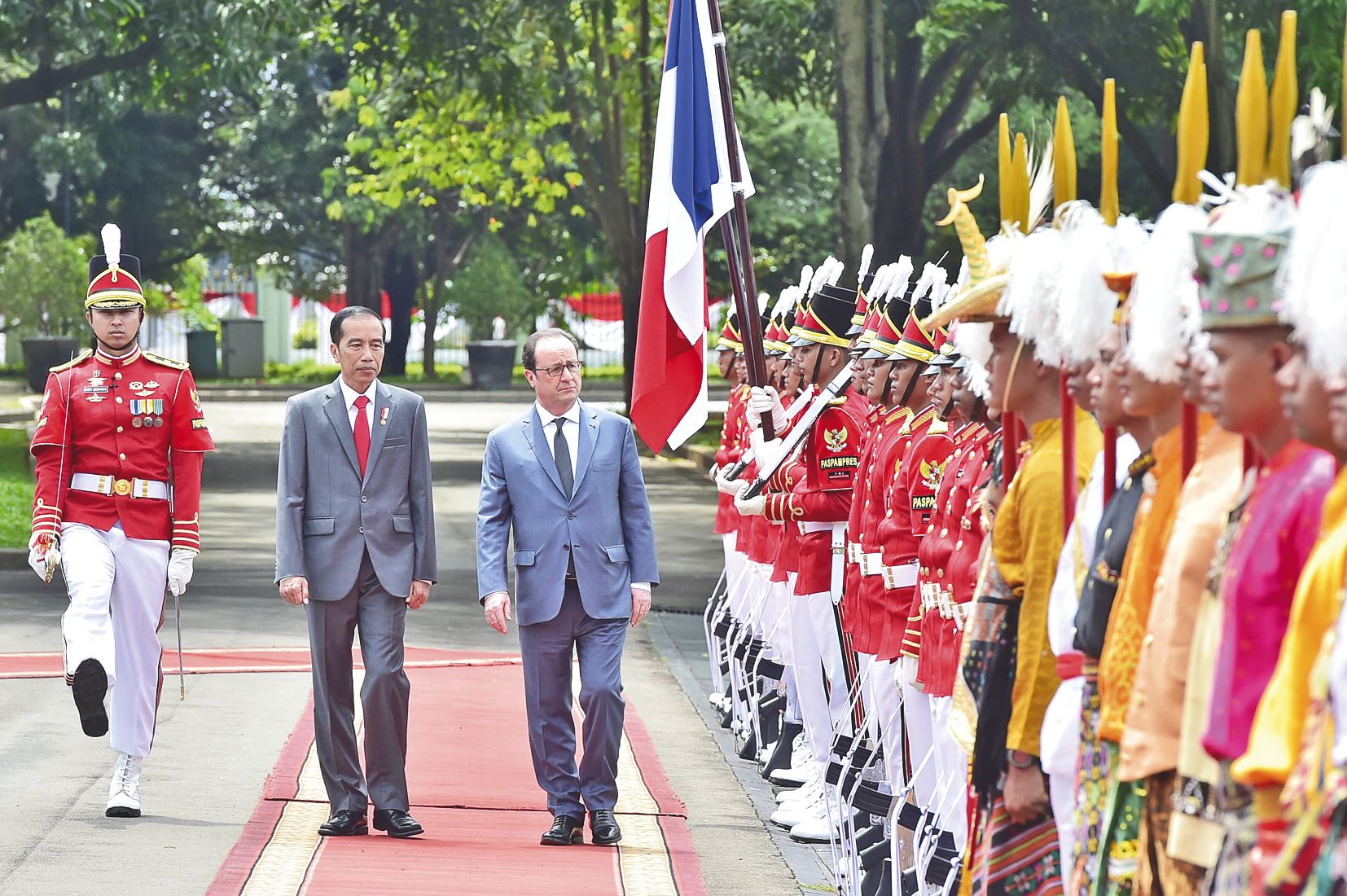 Mercredi, à Jakarta, aux côtés du président indonésien. François Hollande effectuait son dernier déplacement officiel, avec un pincement au cœur.