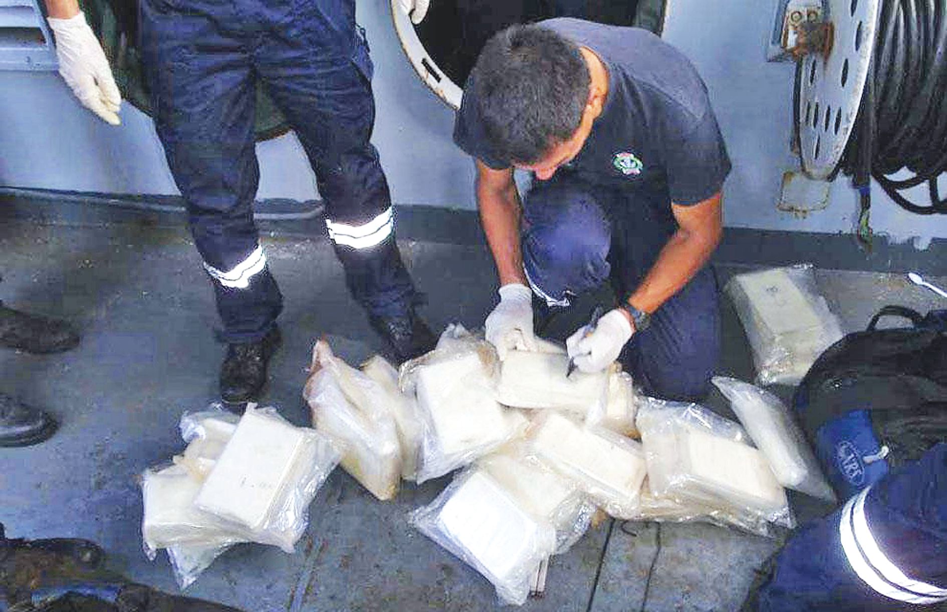 Des narcotrafiquants dans les eaux de Calédonie, c’est du déjà-vu. La marine avait déjà intercepté un voilier bourré de 200 kg de cocaïne « assez pure » en provenance du Pérou. Trois « mules » avaient été interpellées et envoyées à Paris.