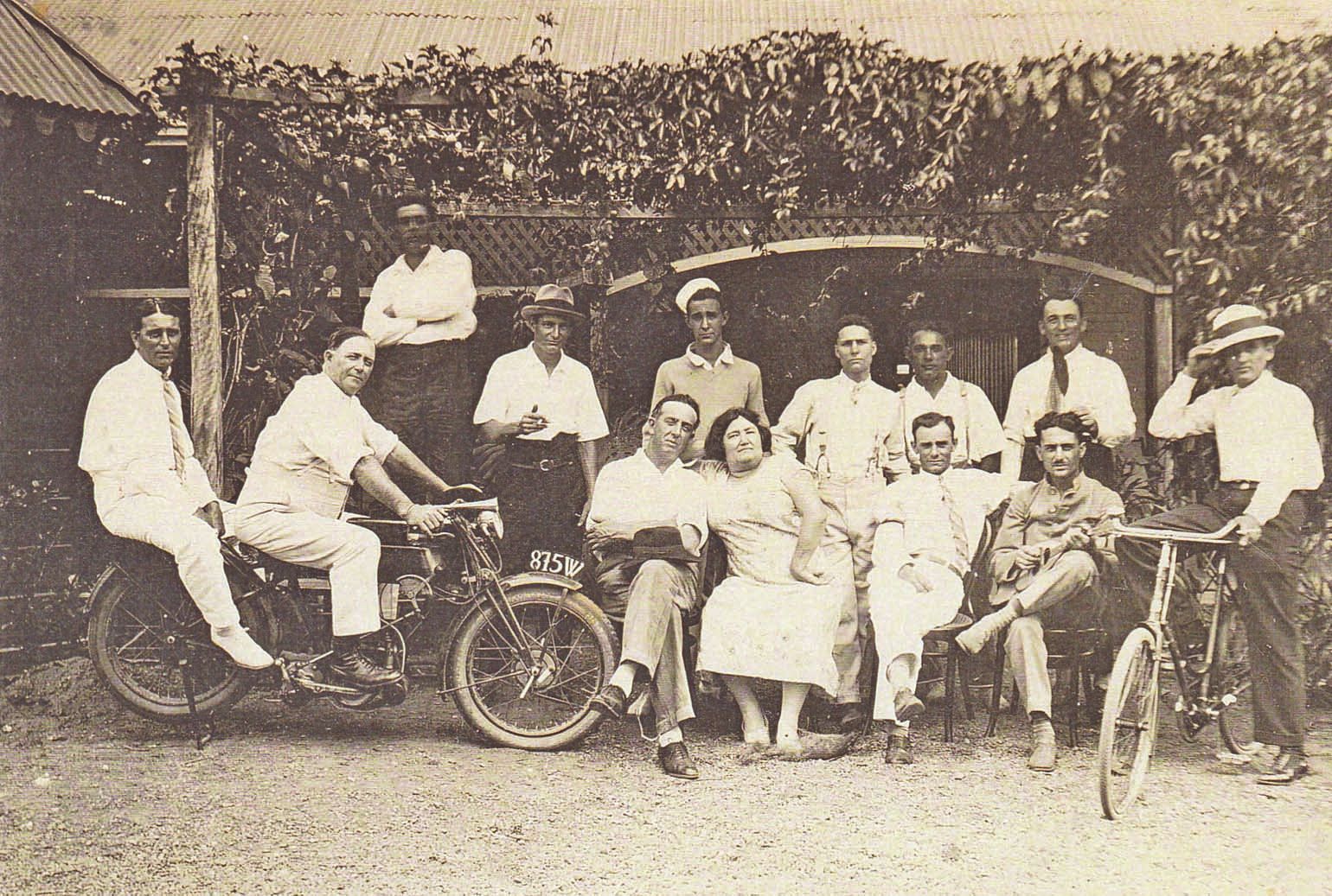 Joseph Banuelos (troisième homme en partant de la droite, debout au second plan) et sa première épouse Justine Josset (au centre) devant l’hôtel le Banu. De sa seconde union avec Henriette Heymann naît Lucette, épouse François Sacoman, union sans postérit