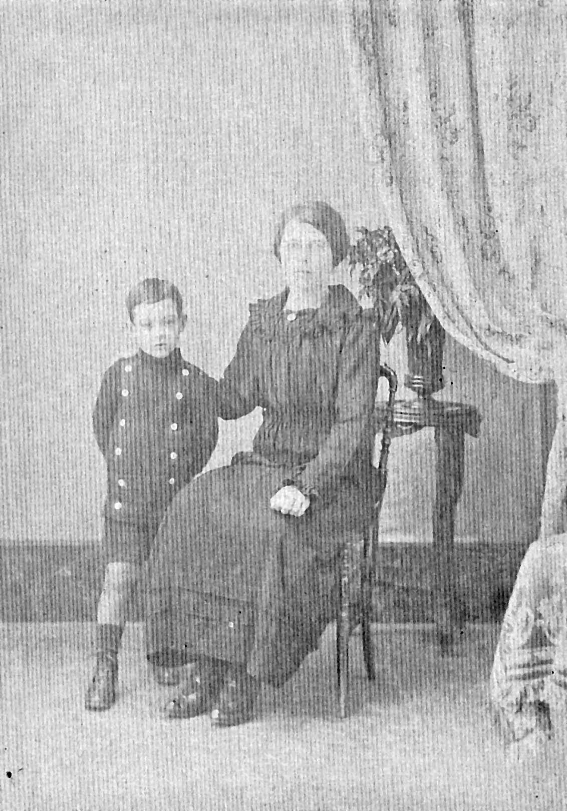 1 > Blanche et son fils, Georges Banuelos. Blanche Soenne est la première épouse de Jean-Albert Banuelos, ils se marient le  1er octobre 1910. Après son divorce avec Mireille Péré, Georges vit en union libre avec Joséphine N’Guyen van Quy avec qui il a