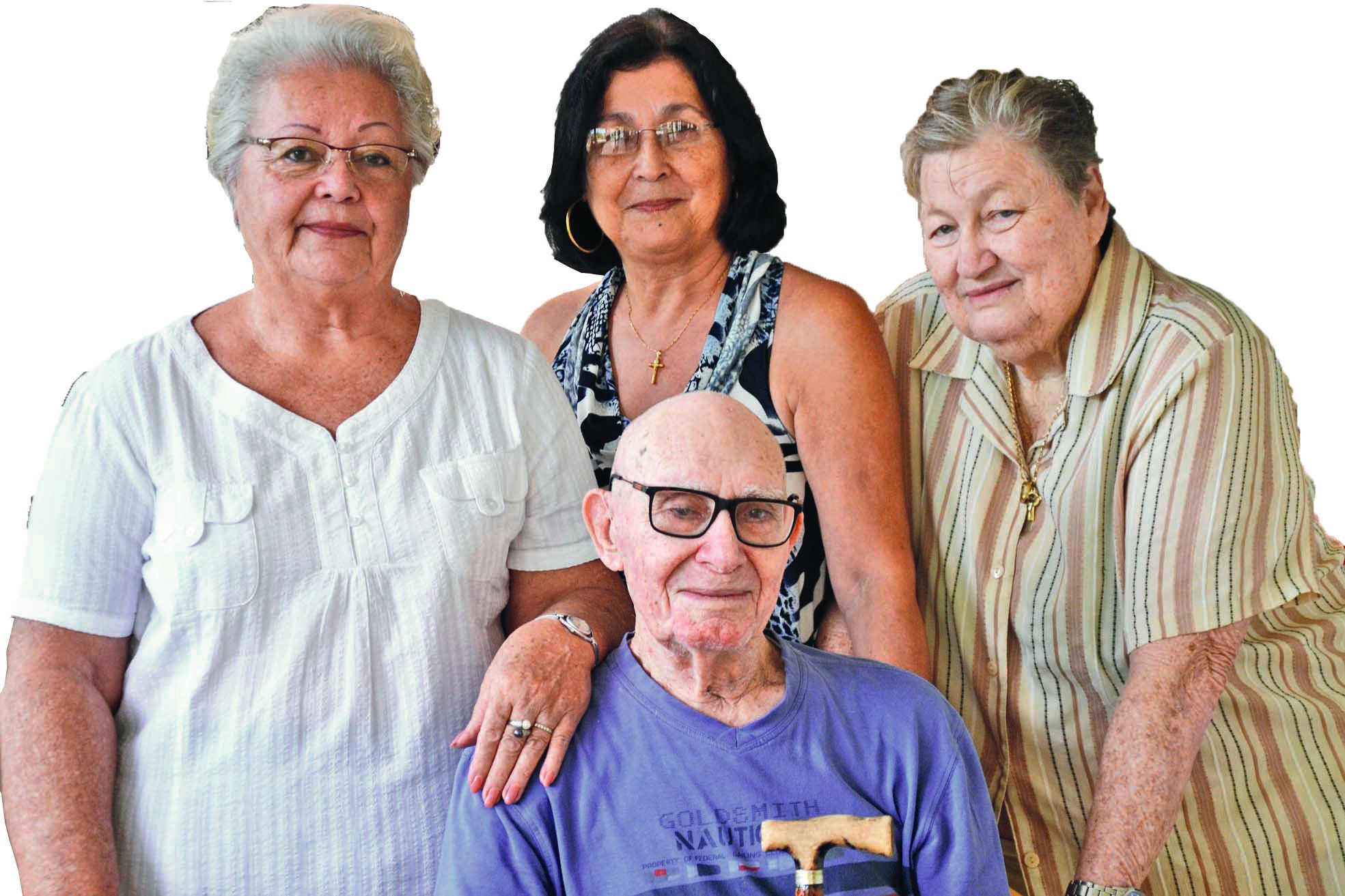 Autour du doyen Désiré Banuelos, qui fête ses 94 ans, de gauche à droite : Anita Amadori et Juanita Conzatti ses nièces, Anita Banuelos-Vigouroux, sa fille adoptive. Cette dernière est bien connue du monde sportif pour avoir remporté en tennis la médaille