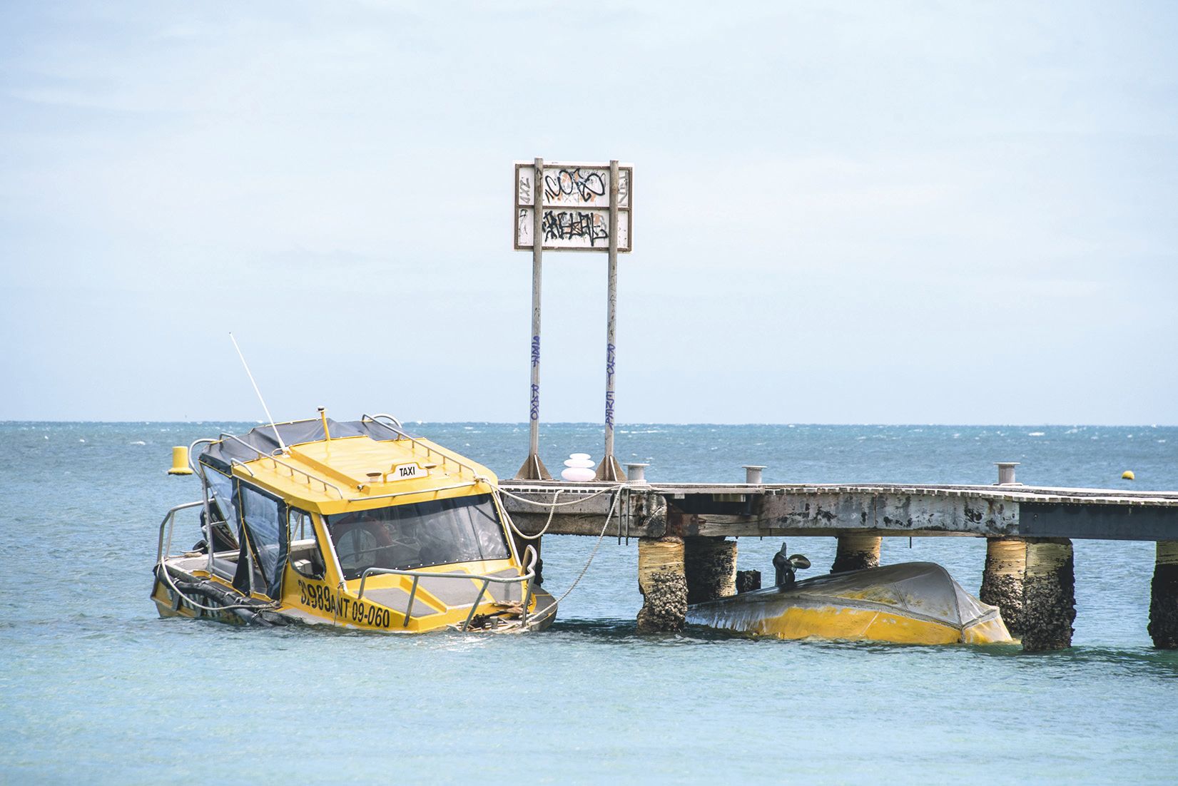Les deux embarcations, fortement endommagées, ont été amarrées au ponton  du Château Royal dans la nuit de samedi.