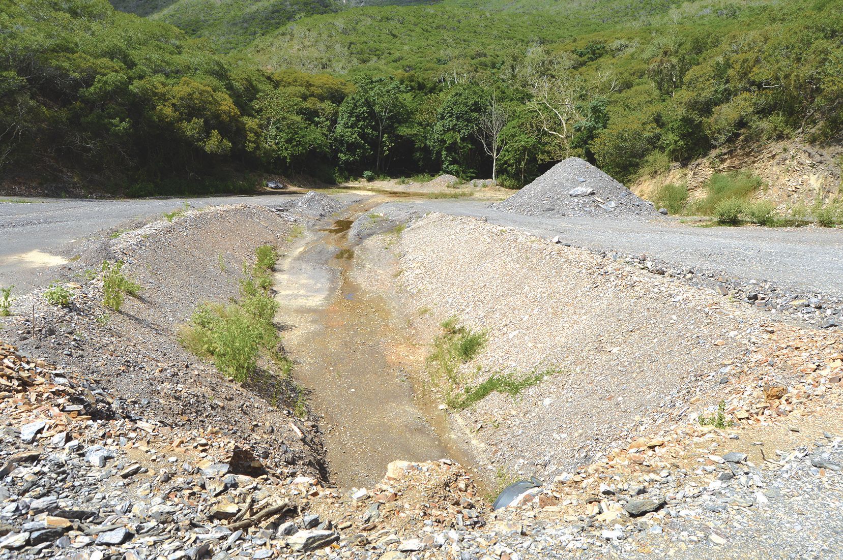 A certains endroits, non seulement la route a été ou sera élargie, mais son parcours a été ou sera légèrement modifié. Comme ici, dans la première tranche. On voit l’ancien tracé. Le nouveau est plus direct.