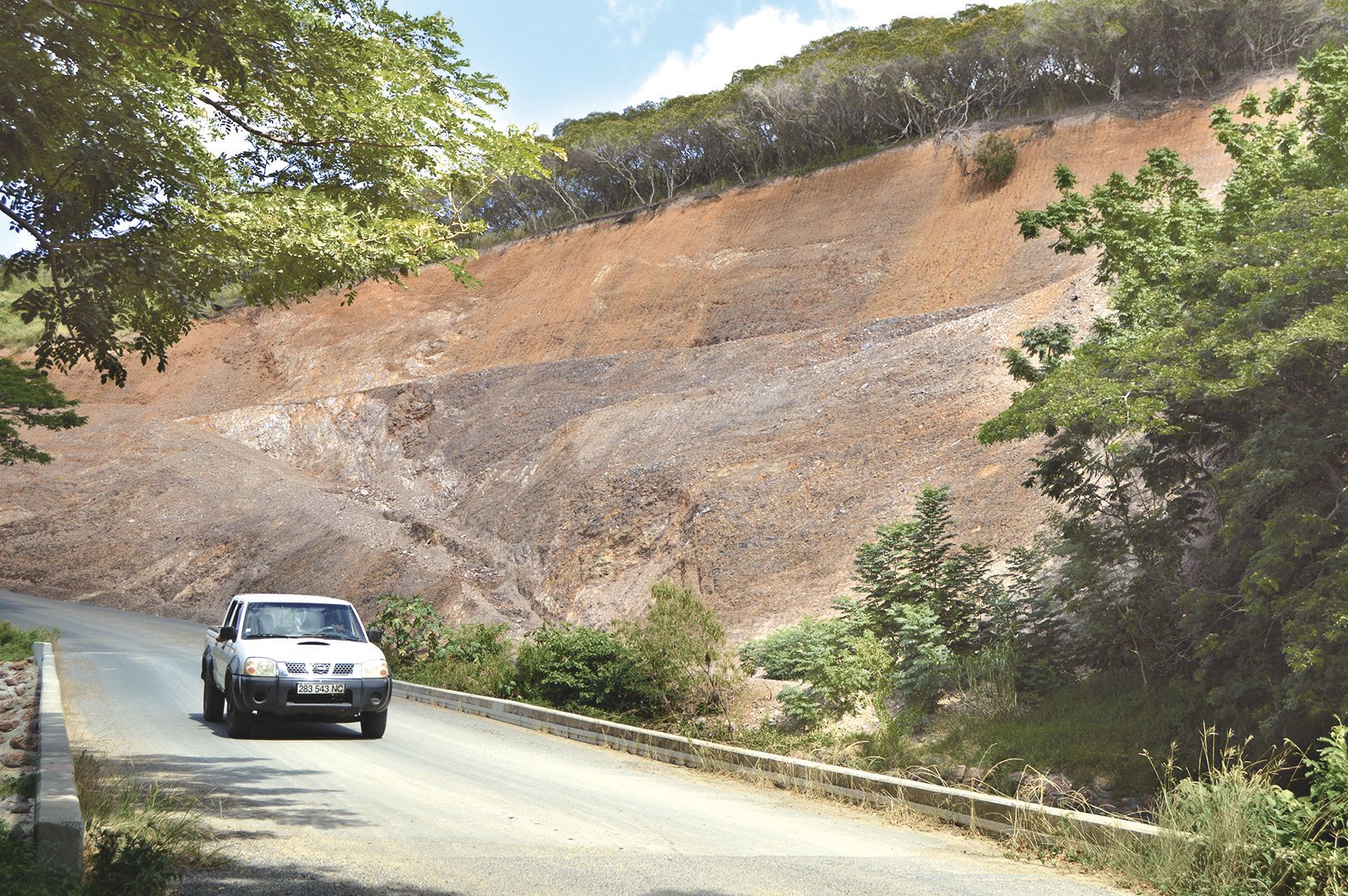 La portion avant du pont de Ouélisse a été coaltarée l’an dernier. « Il a fallu gagner trois mètres de large », détaille Maxime Letouzé, et par conséquent, tailler en hauteur. Après le pont, la route est encore en schiste.