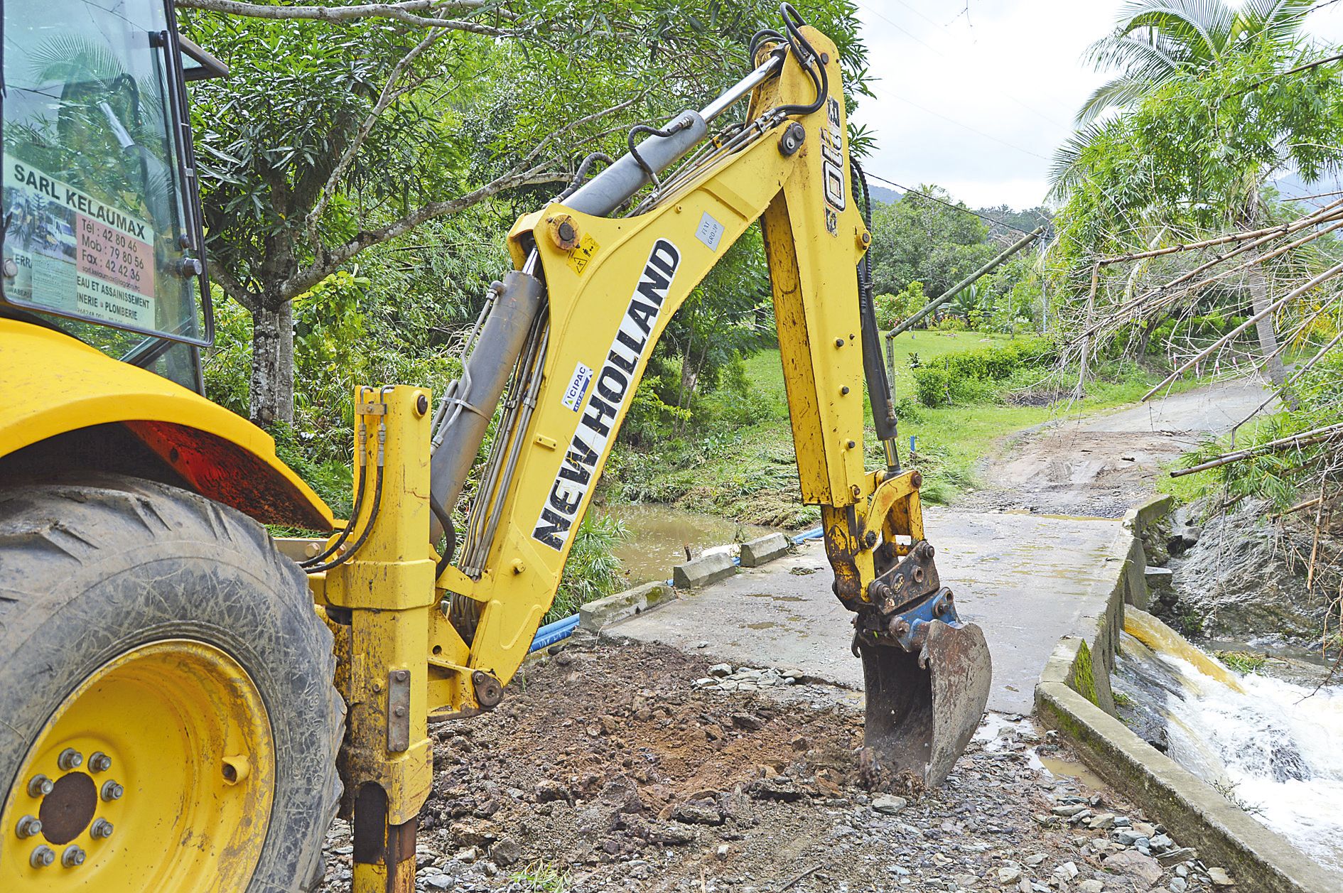 Tiaoué. Les radiers ont été submergés hier matin. Après la baisse du niveau d’eau,  l’intervention a été possible. Ce conducteur de pelle rebouche le trou causé par l’eau.