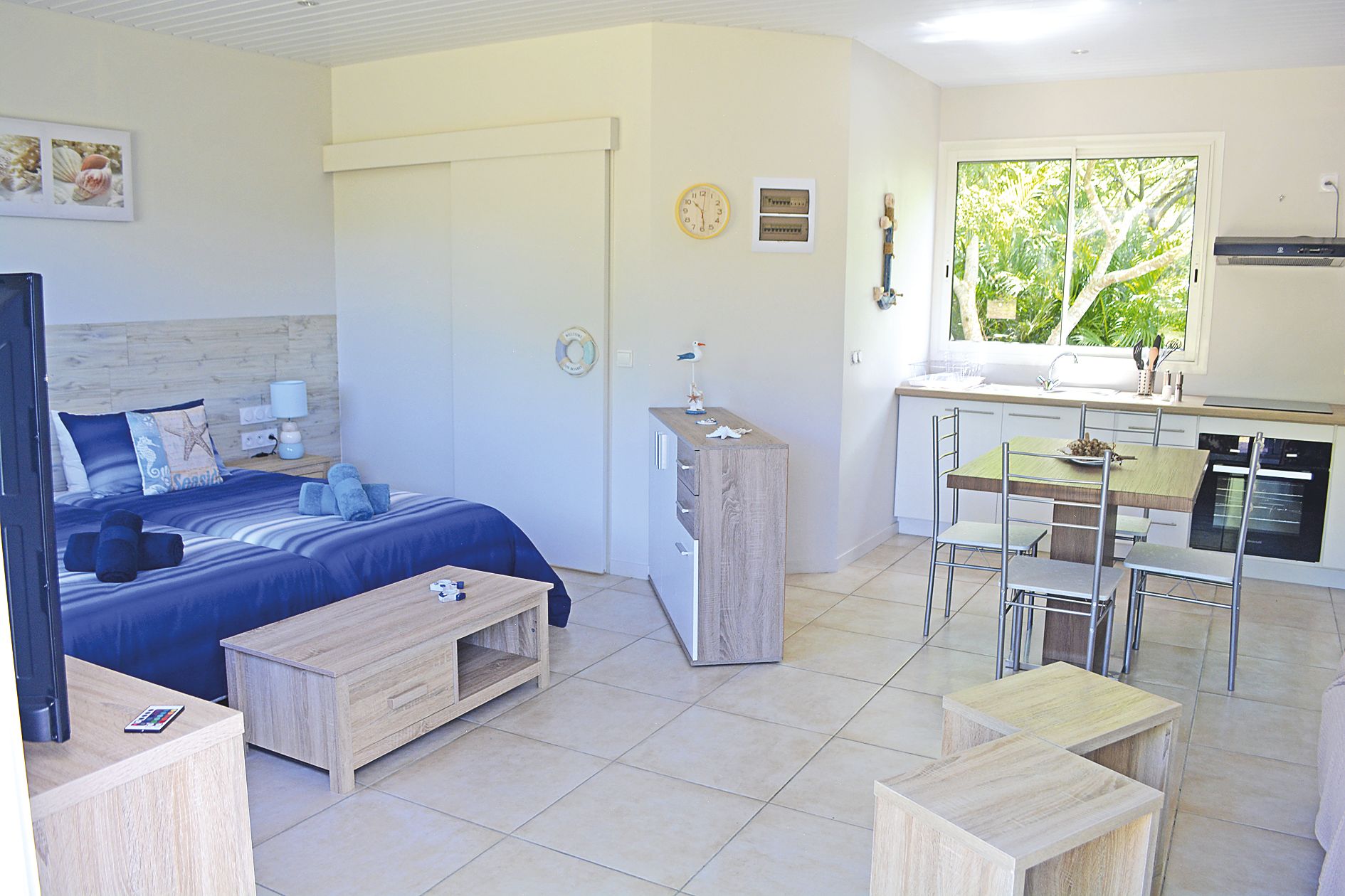 L’intérieur du gîte est très spacieux. Le coin cuisine permet aux visiteurs de préparer, le cas échéant, de quoi manger.