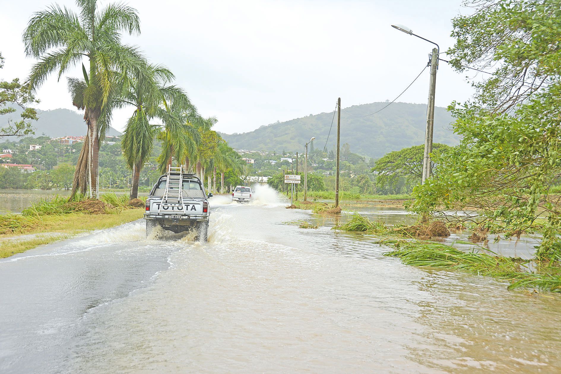 Une microlésion suffit à laisser passer les bactéries charriées par les boues. Attention au déblayage postcyclone, propice aux blessures.