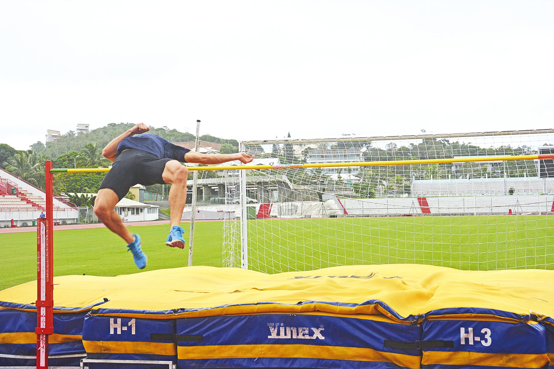 Florian doit parvenir à combiner les entrainements sur la semaine. Le voici en pleine session de saut en hauteur, l’un des points faibles de cet athlète de 28 ans. 