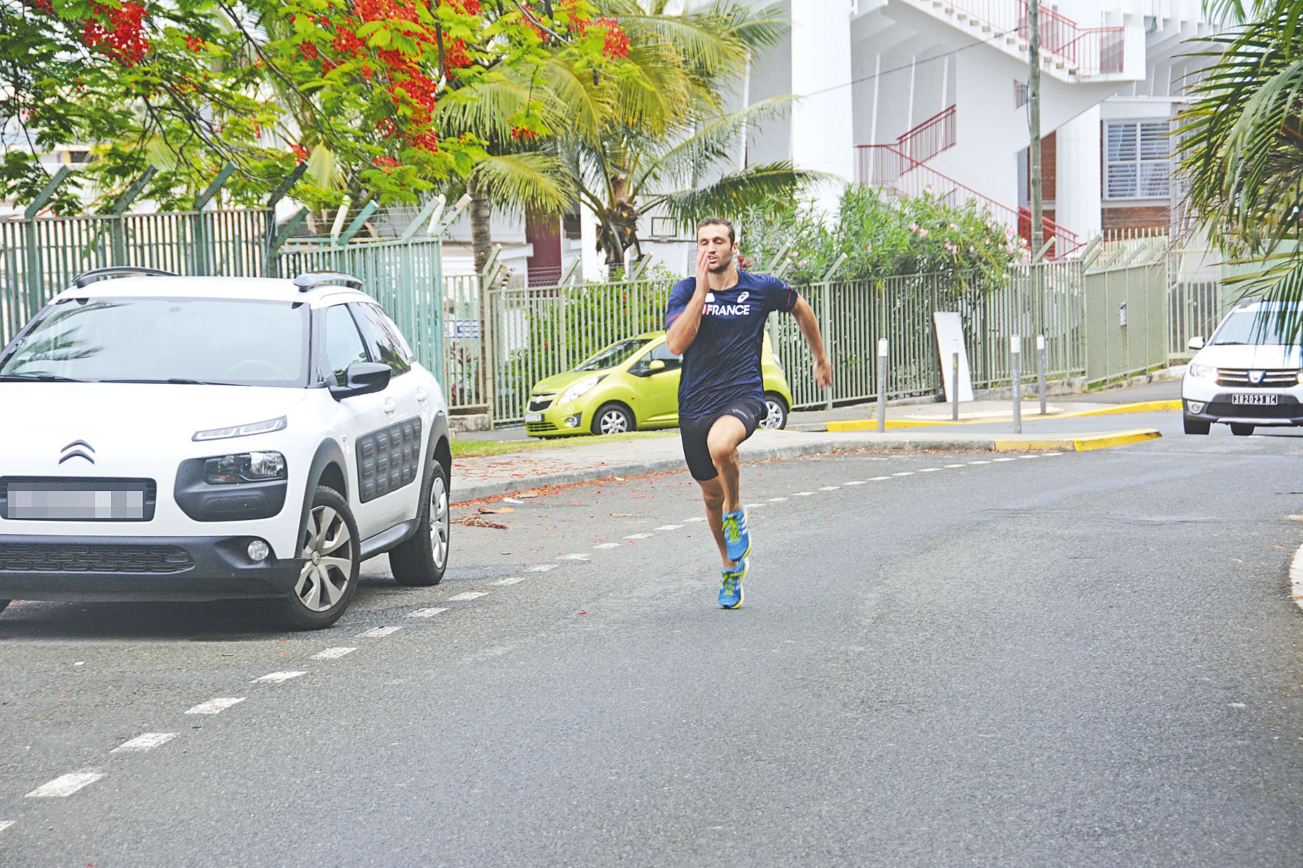 Certaines séances se font en dehors du stade, notamment en côtes comme ici aux abords de Numa-Daly. Les séances de perche, ses préférées, se font à Boulari. 
