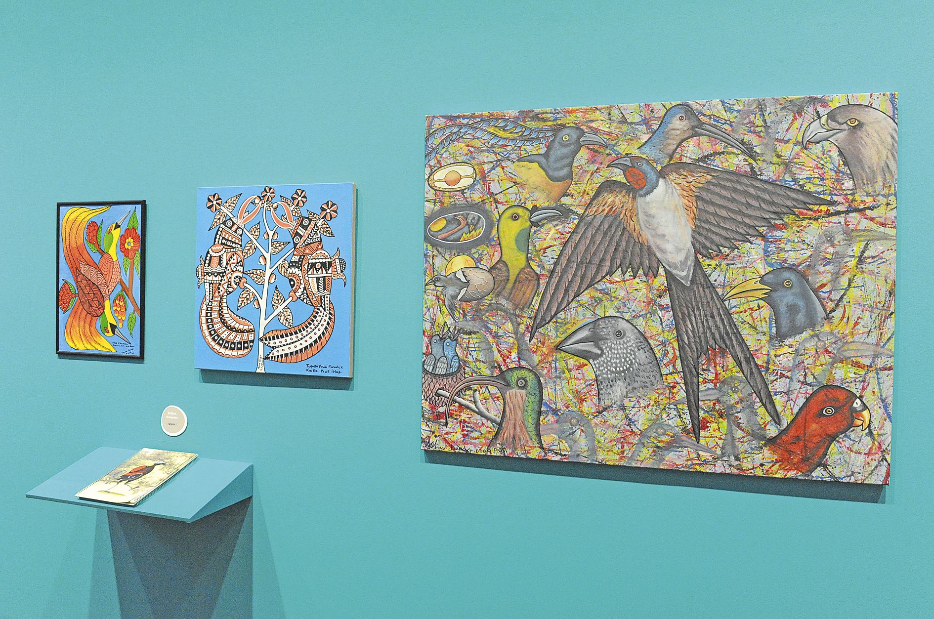 La partie Mélanésie s’intéresse notamment à l’oiseau de paradis. Les enfants y constatent la grande variété de façons d’aborder cet animal dont le plumage fascine les hommes.