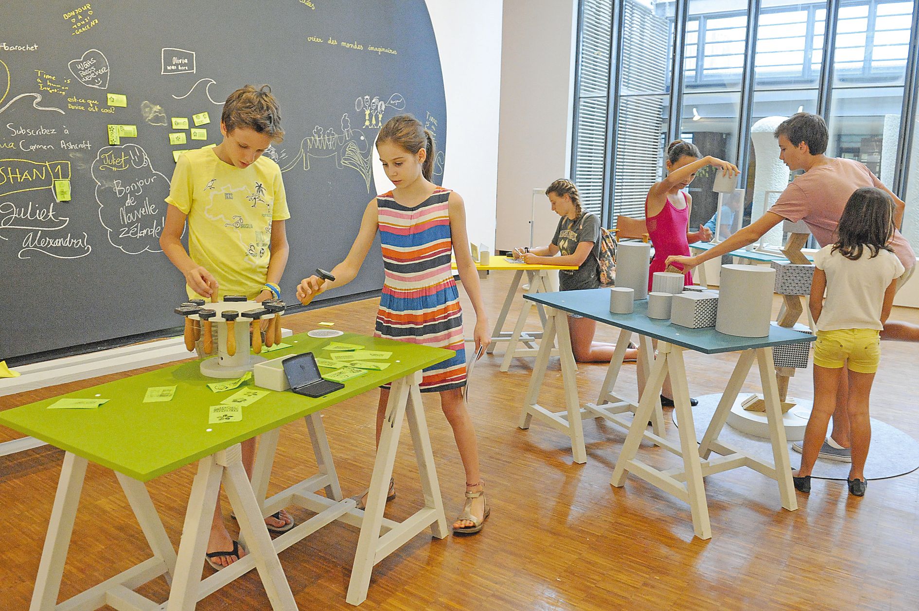 Au centre de la salle Bérétara, l’atelier, où les visiteurs peuvent manipuler différents jeux créatifs. Et intégrer, mine de rien, une foule de concepts artistiques.