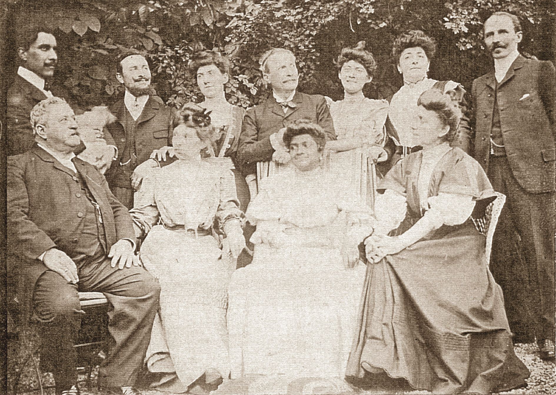 1 > Assis à gauche, Gustave Bouteiller et sa famille en France en 1907. Julia son épouse est assise (2e femme en partant de la droite). 2 > La grande propriété d’Auguste à Nakéty. A gauche, la maison d’habitation, et divers logements abritant une bo