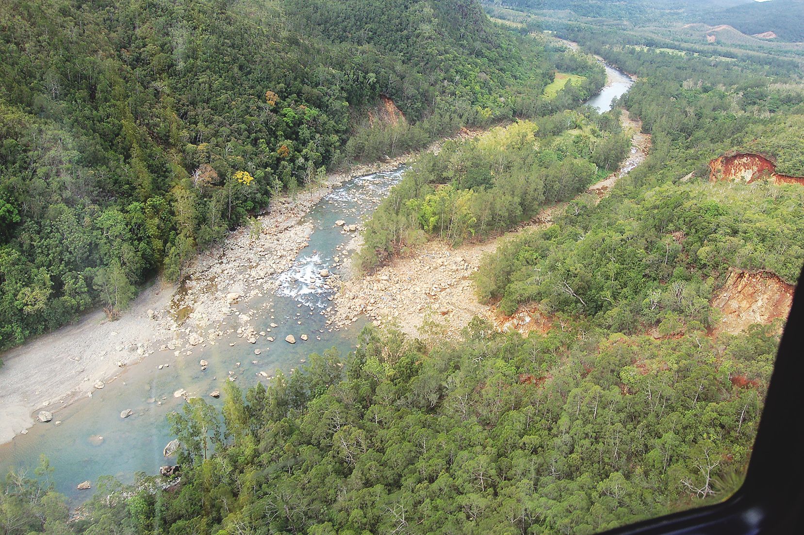 Cette vue permet de visualiser l’engravement d’un bras de la rivière Mérè.