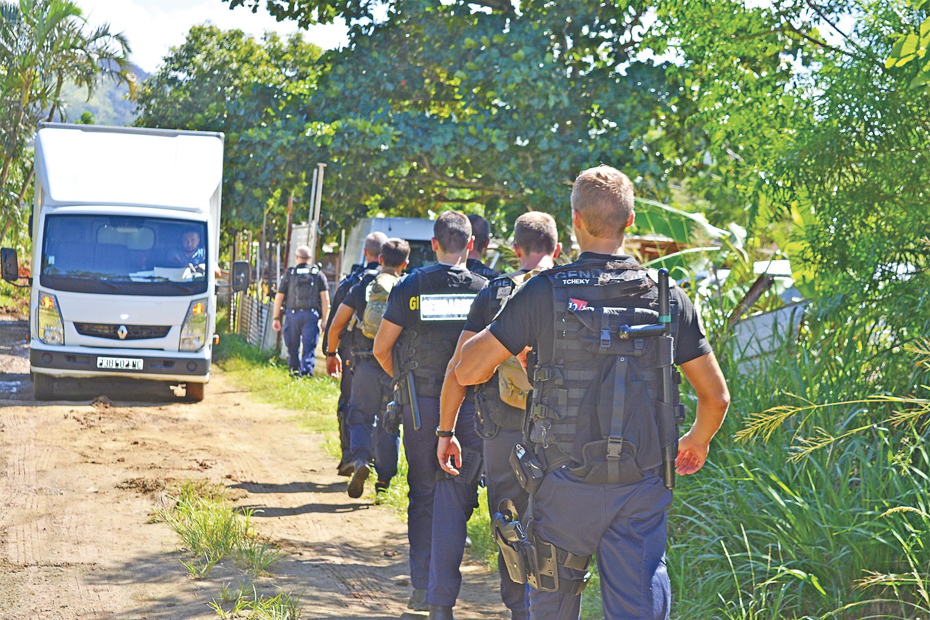 Environ 35 gendarmes ont été mobilisés pour encadrer la procédure d’expulsion et de destruction des habitations du squat Kavatawa.