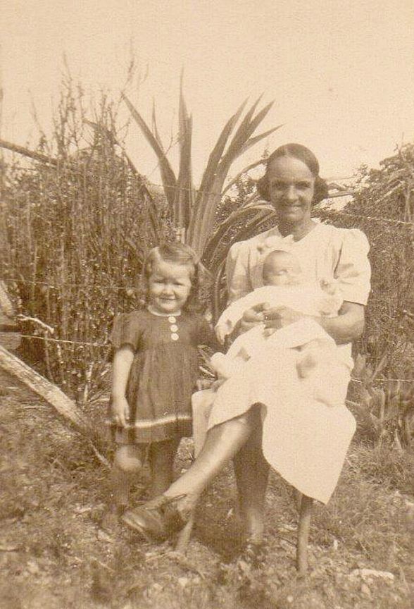 Jeanne Pinsat, née Chiaberto le 16 août 1890 à Bourail, femme de Joseph Pinsat avec deux de ses petits-enfants. Jeanne a eu onze enfants avec Joseph.  Elle est décédée le 18 octobre 1980 à Nouméa.