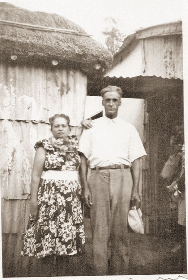 1 > Amédée Pinsat et sa femme Alphonsine née Ville, les grands-parents de Martial. Amédée, premier fils de Joseph, il naît le 21 juin 1908 à Bourail et épouse Alphonsine, née en 1912. Il devient cantonnier à Nassirah et décède en 1990. 