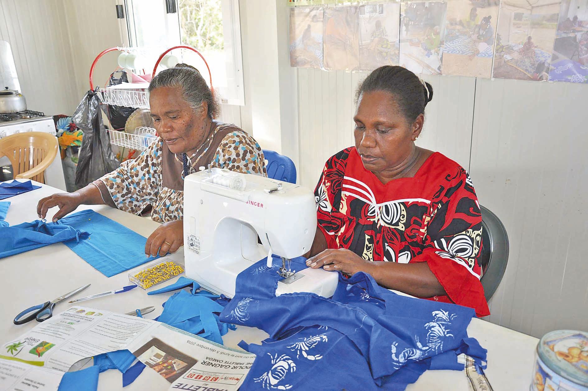 Outchane apprend à coudre une robe qu’elle a elle-même coupée.