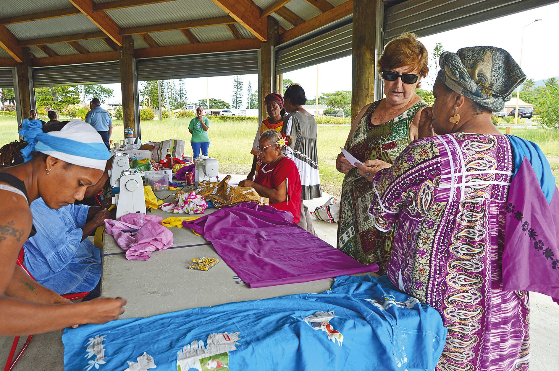 Agnès Marchand a prodigué son savoir-faire à des couturières de différents niveaux, qui se sont entraidées.