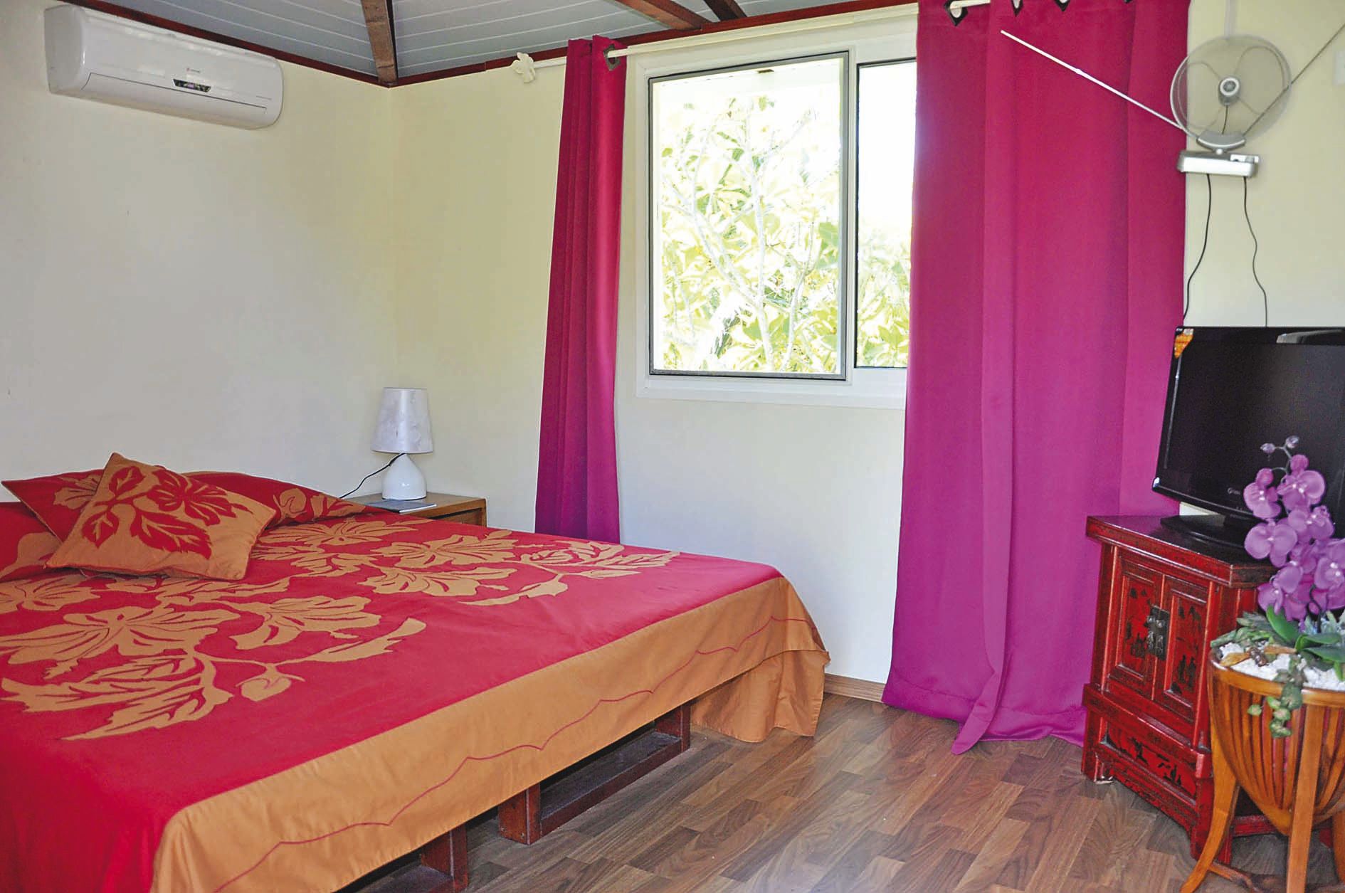 Le bungalow 1 est dotée d’une télévision grand écran et d’une salle de bains.