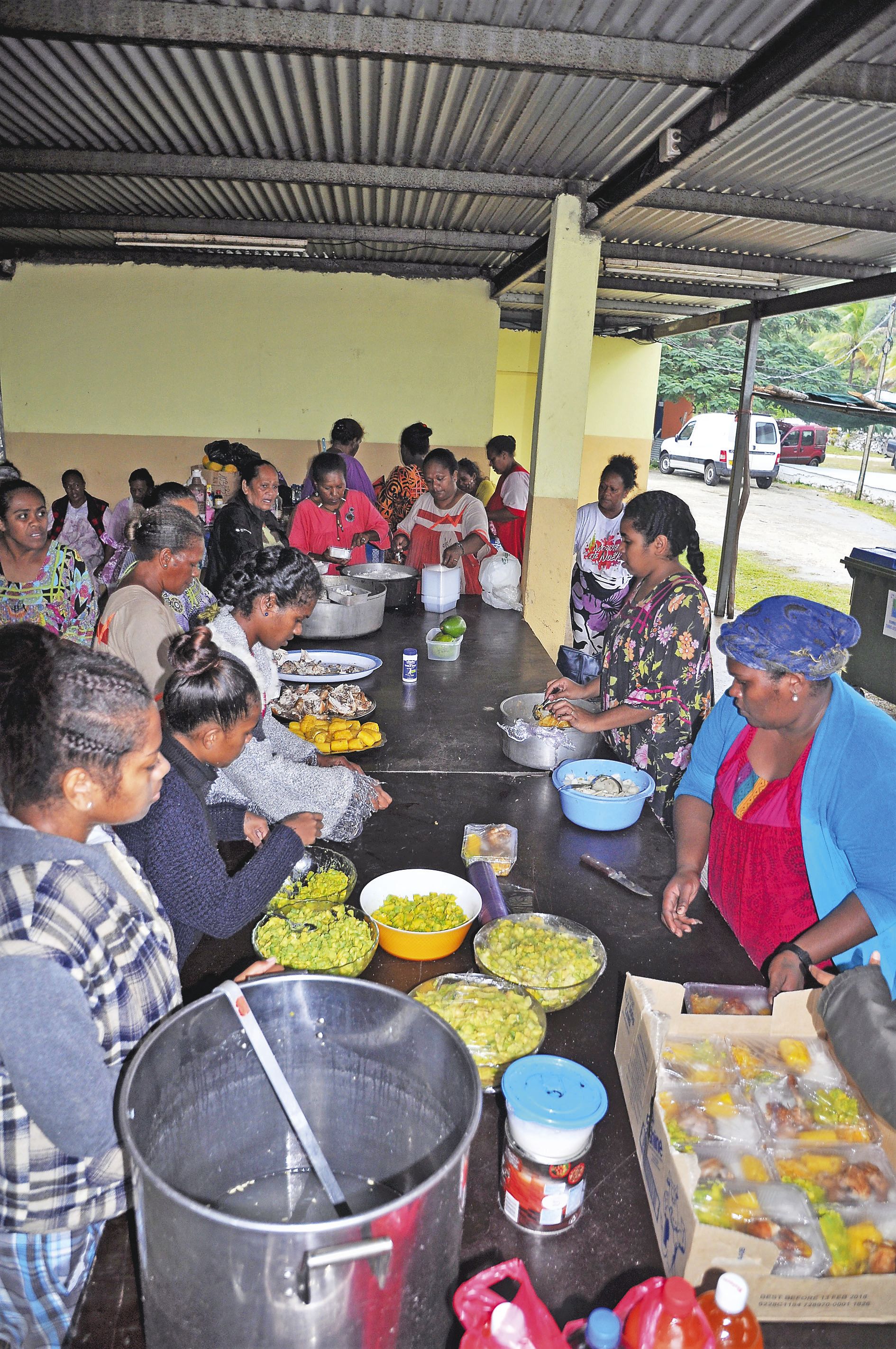 Mardi en fin de matinée sur le site de la fête à Nécé. On y prépare les repas, conditionnés en barquettes puis dégustés sur place ou livrés  à domicile selon l’envie des visiteurs.