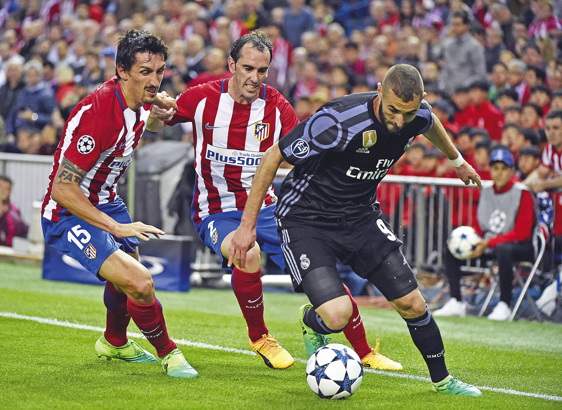 Une fois n’est pas coutume, Cristiano Ronaldo ne s’est pas montré très présent, hier,  au contraire de Karim Benzema (à droite), qui a été décisif sur le but d’Isco pour le Real.