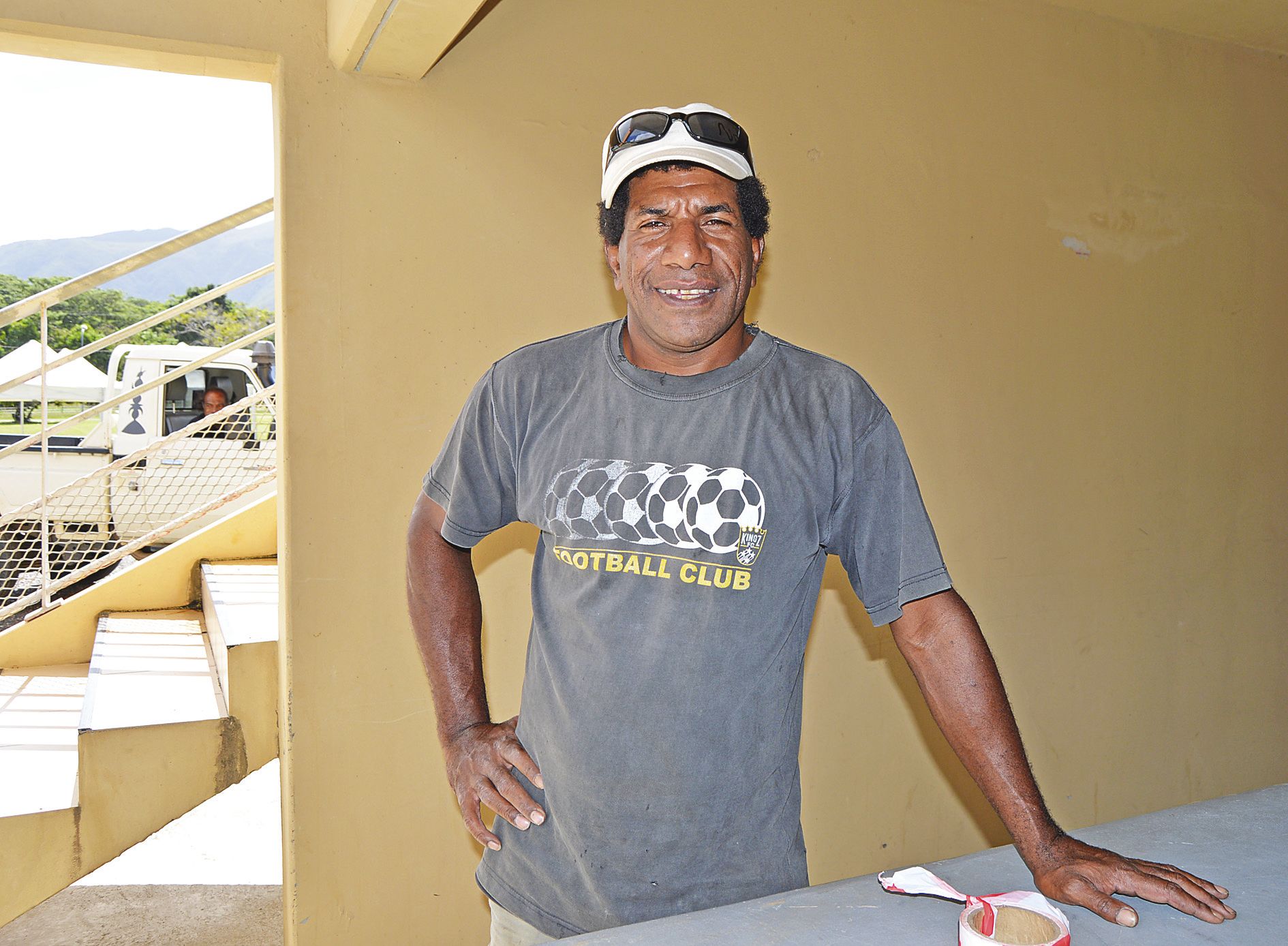 Etienne Pearou, responsable de l\'association Djaa de la tribu de Tiéta et « gardien »  du stade Xuuti-Xhutapet.