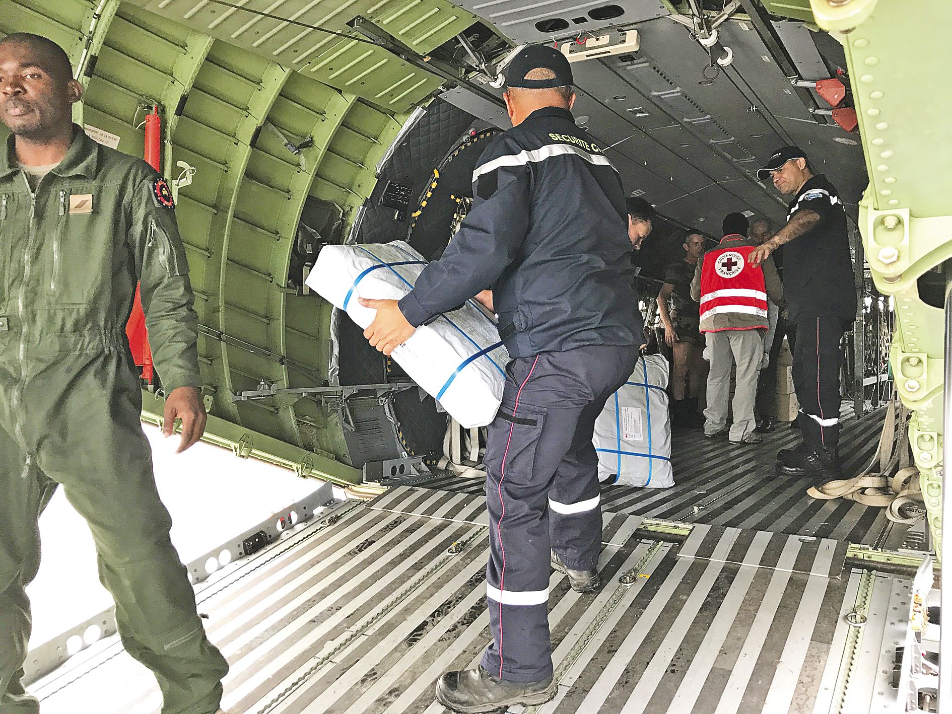 Un avion Casa est arrivé hier matin à Lifou, transportant des militaires, des agents de la Sécurité civile et de la Croix-Rouge. Mais aussi des dizaines de kits d’hygiène, de construction et de cuisine.
