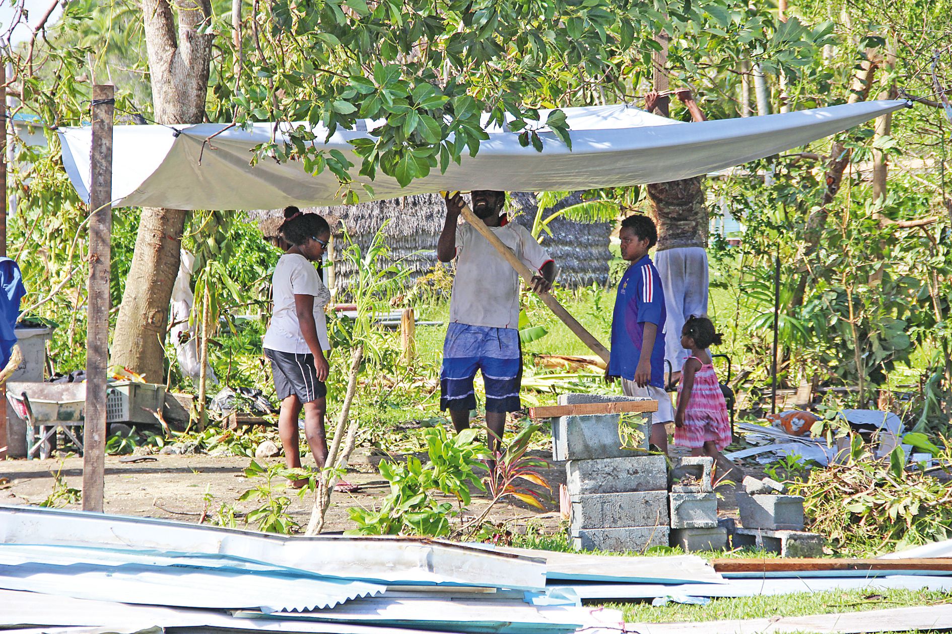 À la tribu de Traput, la famille Maitrane, qui a perdu deux de ses maisons, installait dans son jardin, jeudi, une bâche distribuée dans les kits de la Croix-Rouge.