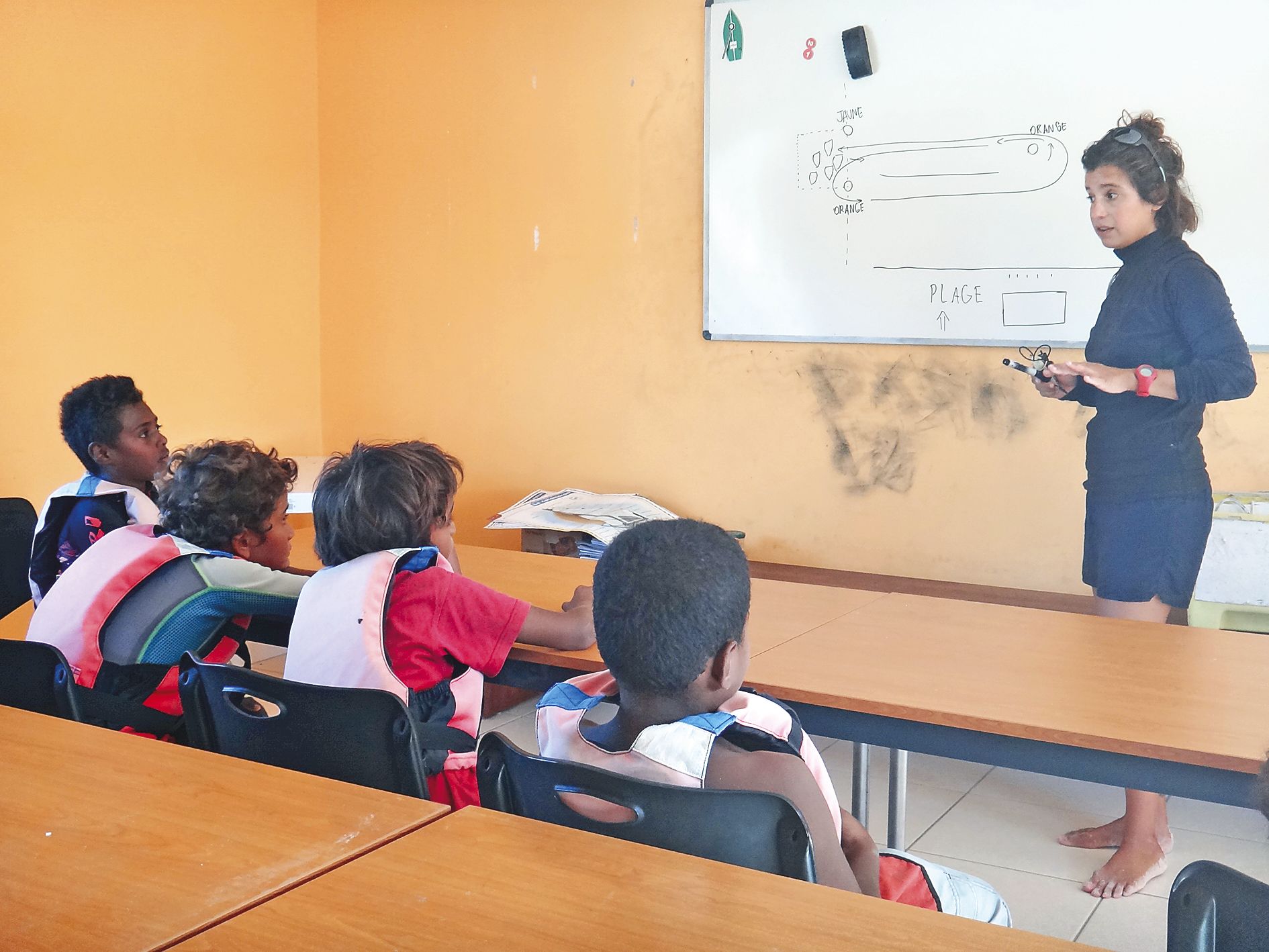 Les jeunes participants ont eu droit à un briefing de course avant  de préparer leur embarcation.
