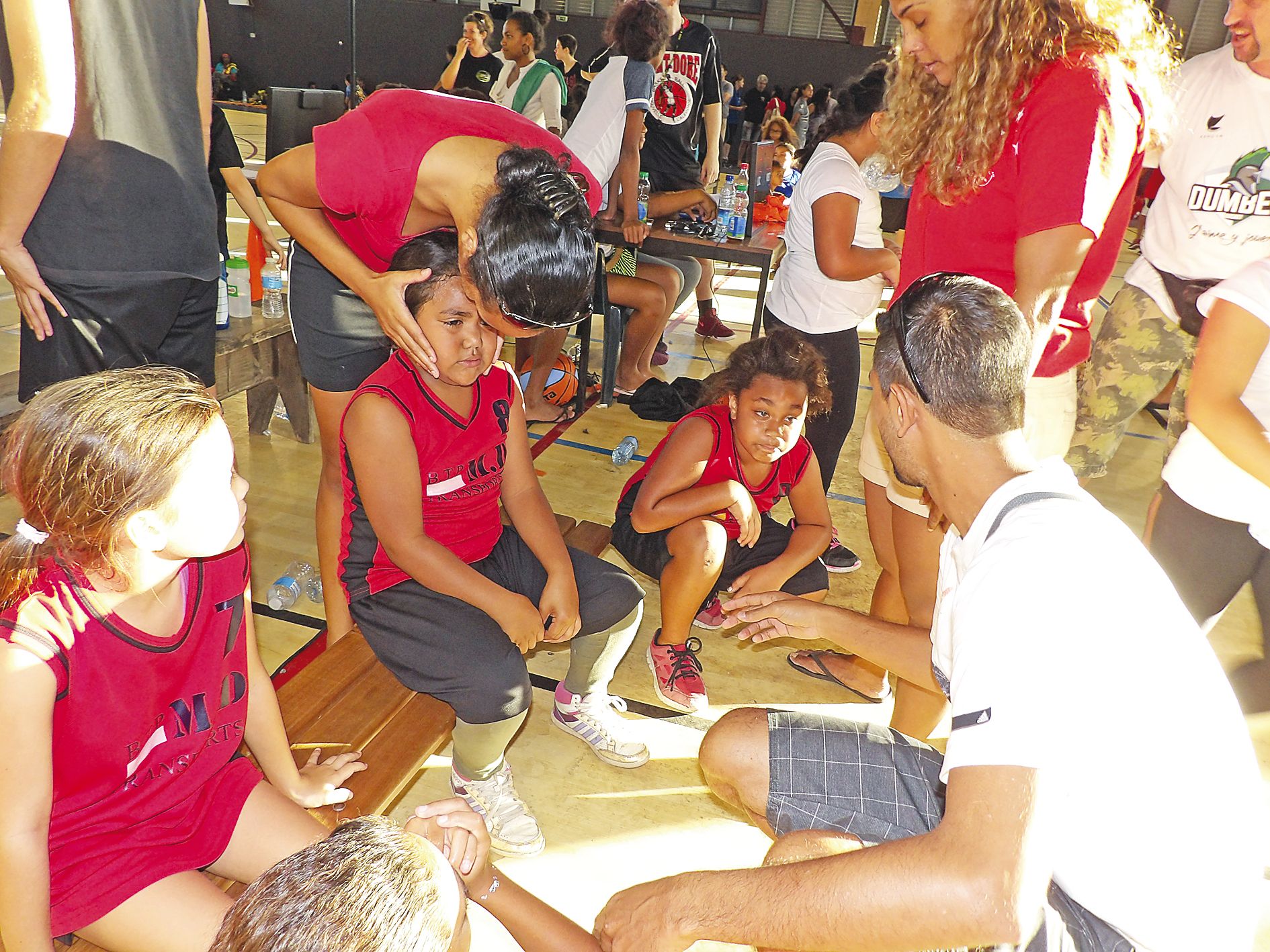Des rires mais aussi parfois quelques larmes pour les joueurs et les joueuses qui se font réconforter par leurs entraîneurs. Parallèlement au tournoi chapeauté par Cathy Poithili, responsable de la commission jeunes du comité provincial, une formation de coach était animée par Angélo François-Elocie afin d’apporter conseils et analyses en situation directe de jeu.

