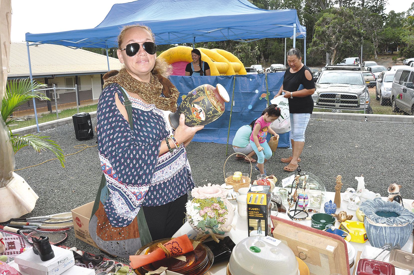 Sur son stand, Lysiane, outre divers vêtements, livres et albums d’occasion, proposait un assortiment de vaisselles et de bibelots qui n’ont pas laissé indifférents le public.