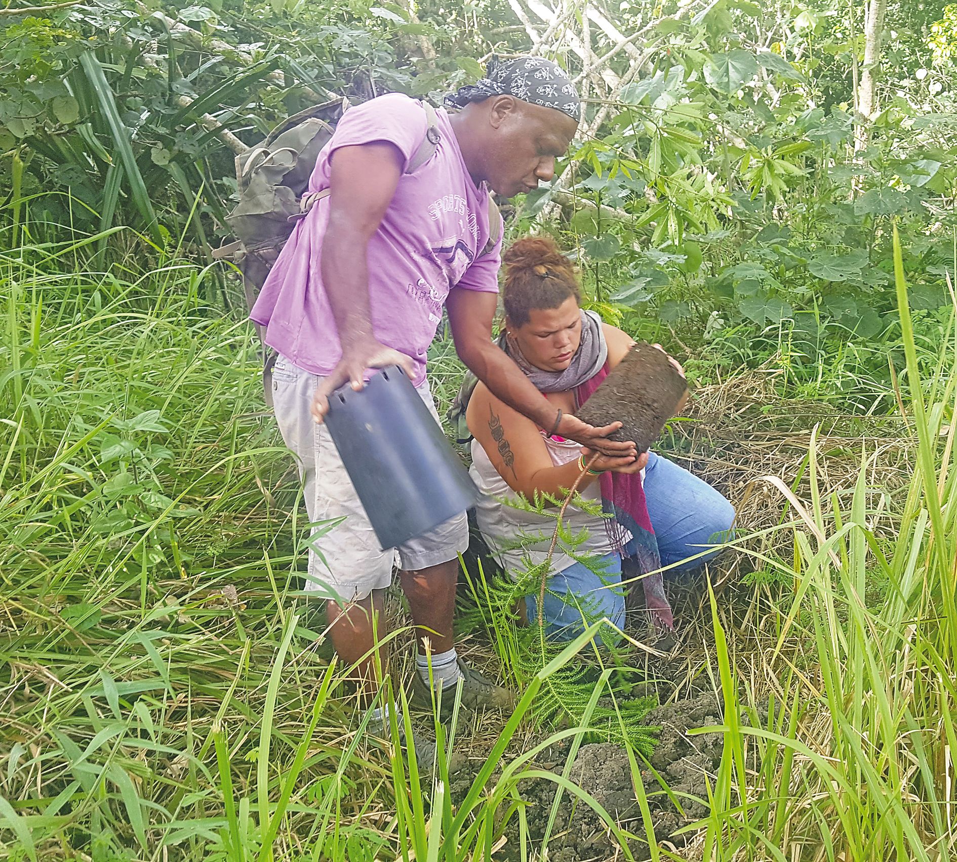 Roberto Miko a distillé aux jeunes de précieux conseils pour mettre en terre correctement les arbres.