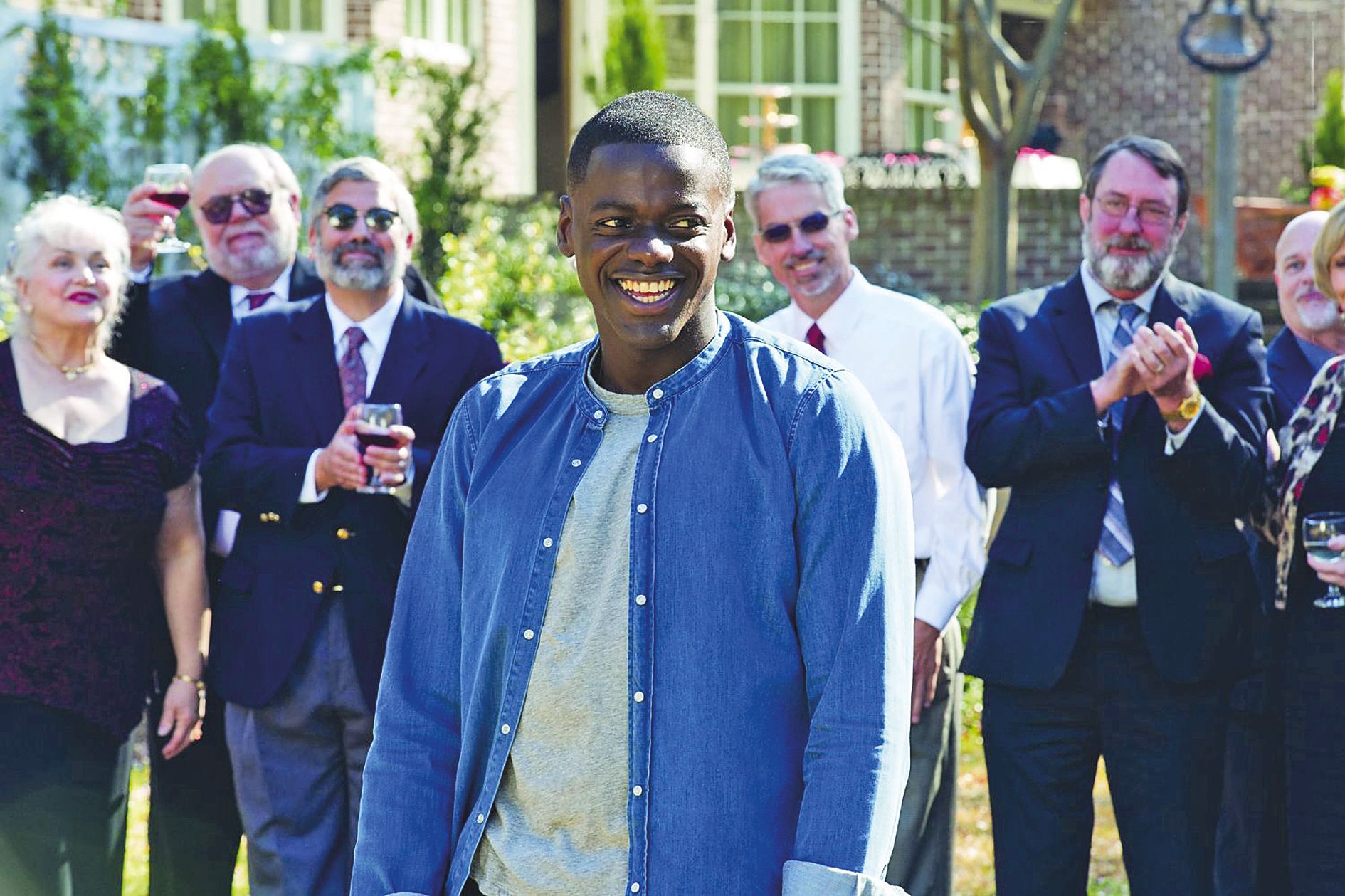 Chris, accueilli à bras ouverts par sa belle-famille et les amis de celle-ci.