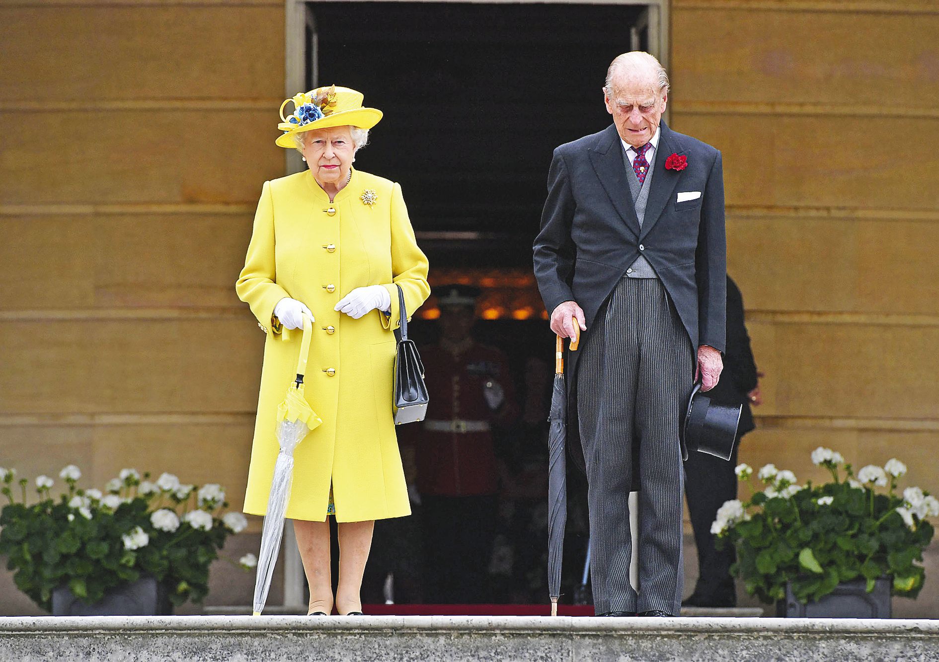 La reine Elizabeth et son mari le prince Philip ont observé une minute de silence à Buckingham.