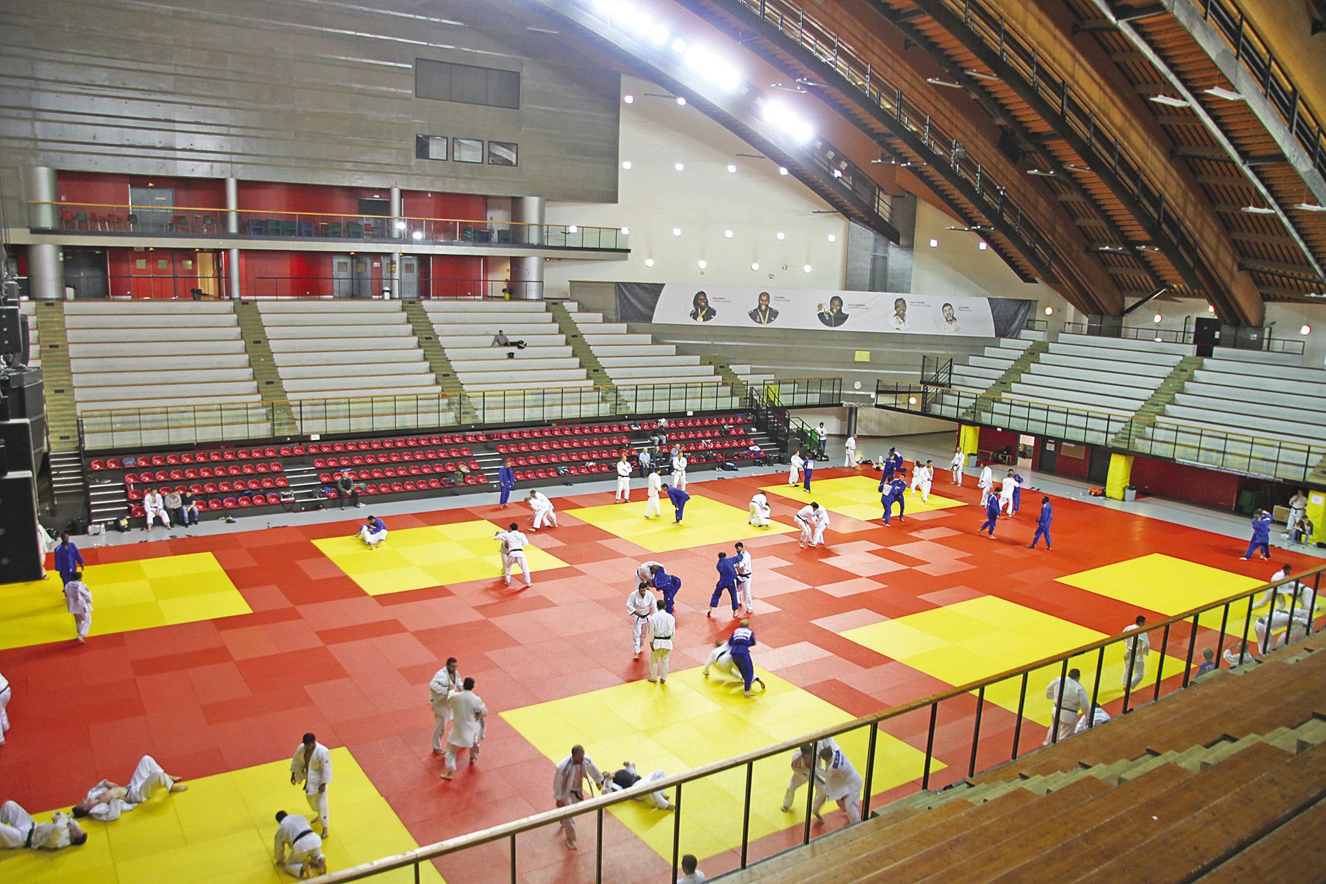 C’est sur les tatamis de l’Institut National du Judo à Paris qu’Enzo Hilaire s’entraîne presque quotidiennement depuis deux ans.