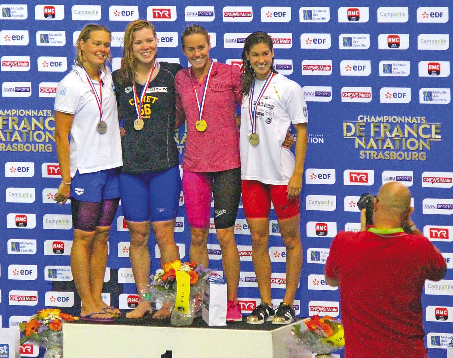 Lara Grangeon (en rouge) sur le podium du 200m papillon.