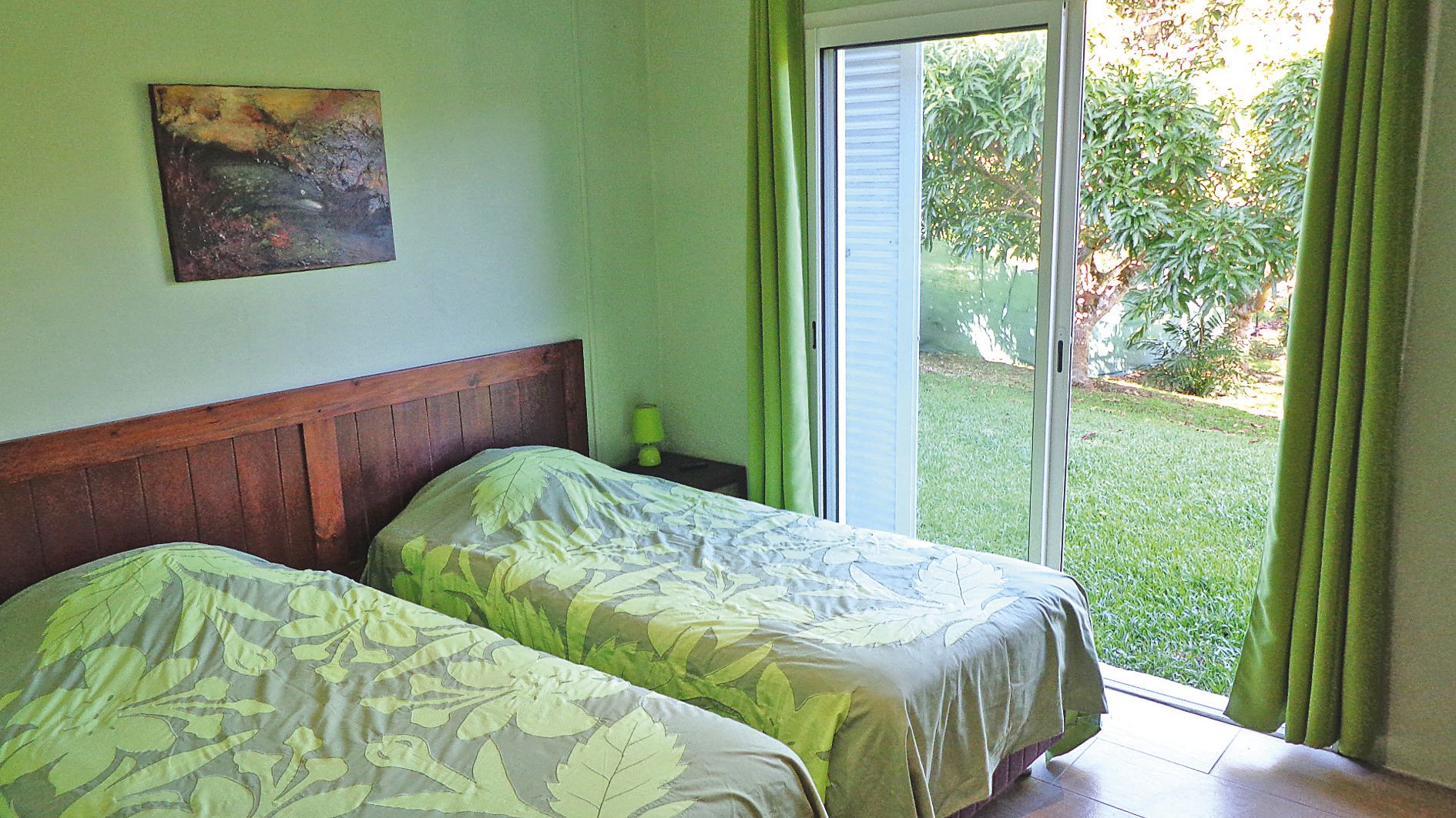 La chambre verte a une très jolie vue sur le jardin.