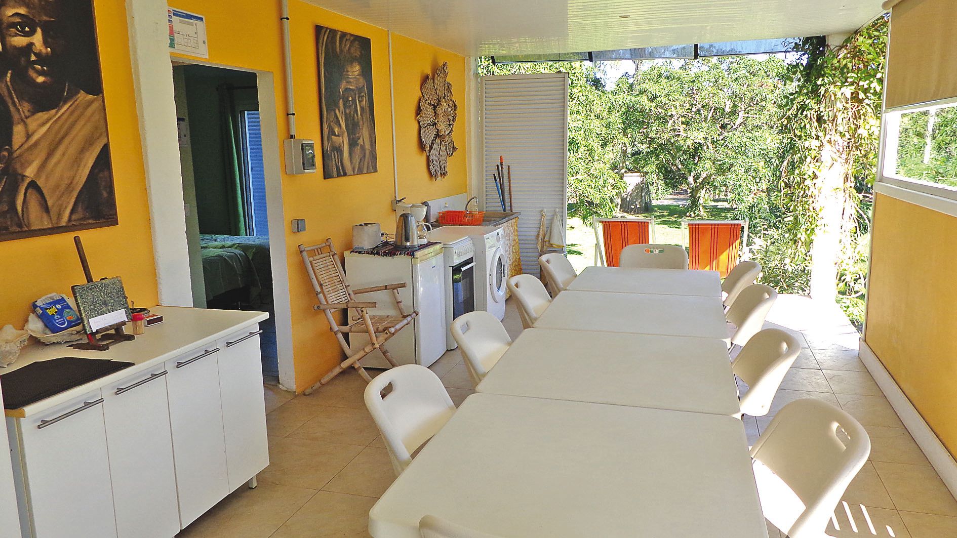 La salle à manger commune donne accès directement au jardin.