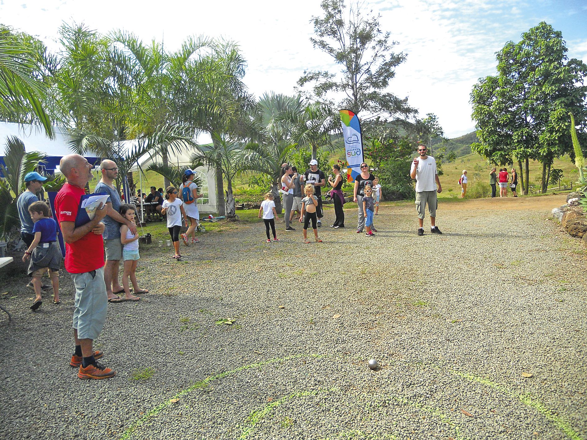 Des jeux familiaux comme le lancer de boules de pétanque ont permis aux équipes d’engranger des points supplémentaires.