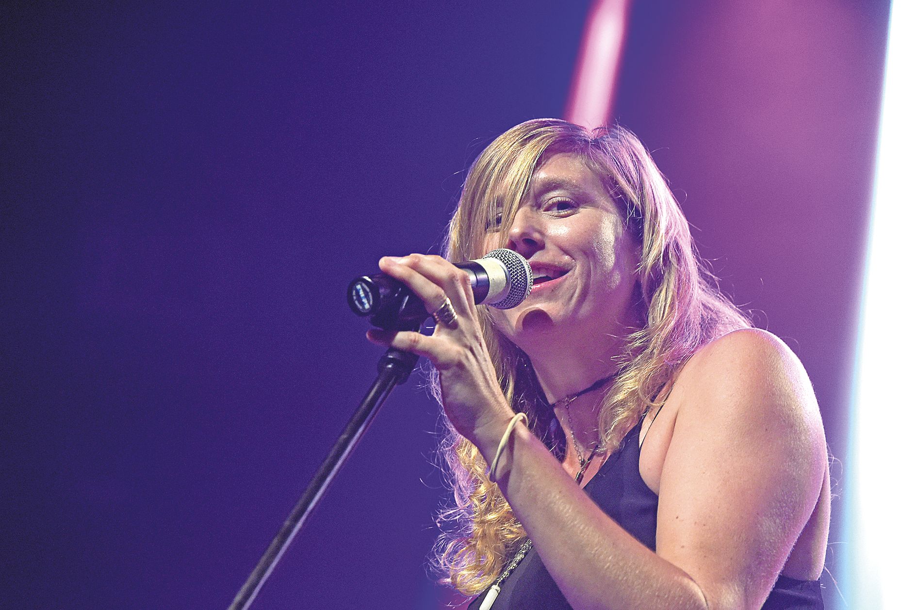 L’électro-rock de Sandy Factory est servi par la belle  présence scénique de sa chanteuse, Sandrine.