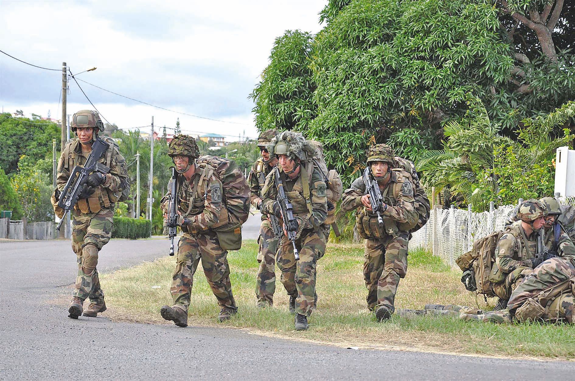Les tirs dans les rues ont parfois effrayé les tout petits, qui ont bien vite été rassurés par leurs parents.
