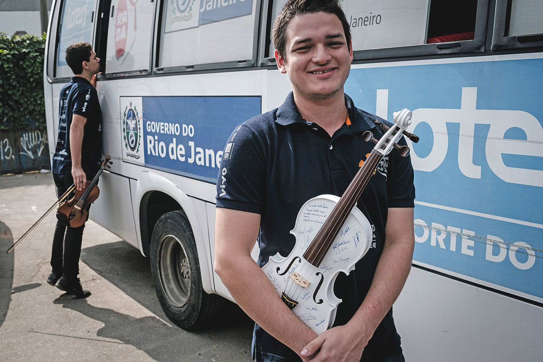 Michel Denisio montre avec fierté le violon blanc signépar tous les jeunes et qui sera remis au pape François.