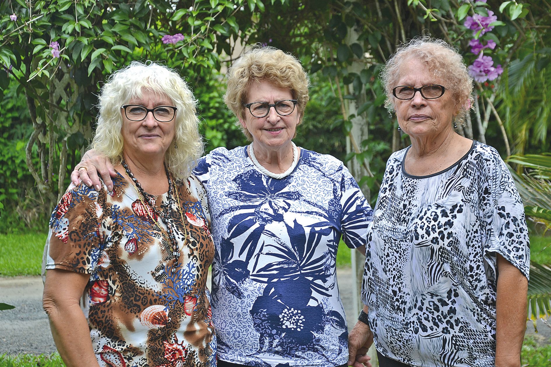 Les témoins : Daniela Sinibaldi entourée de ses cousines germaines, Marie-Frédérique Martin et Marie-Joëlle Newland. Petites filles d’Adrien comme Nella, elles sont les filles  de Pierre Tessier et d’Henriette Herlin (manque leur frère Jean-Pierre).