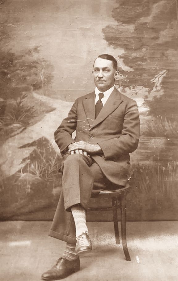 Adrien Tessier.  Premier fils de Pierre Tessier et petit-fils de l’ancien forçat. Il est le grand-père de Nella. Cette dernière est très fière de raconter la vie de ses ancêtres et notamment celle  de cet aïeul reconnu pour son courage,  son honnêteté  et