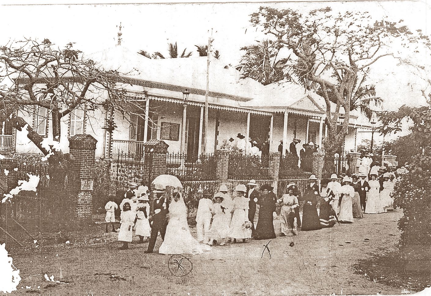 Mariage d’Adrien et de Marguerite Goyetche : au premier plan, Marguerite au bras de son père Pierre, puis derrière le cortège d’enfants de chœur, le marié et sa mère Angélina  Reveillon en noir, et derrière Angélina Marie Gastaldi épouse Goyetche la mère 