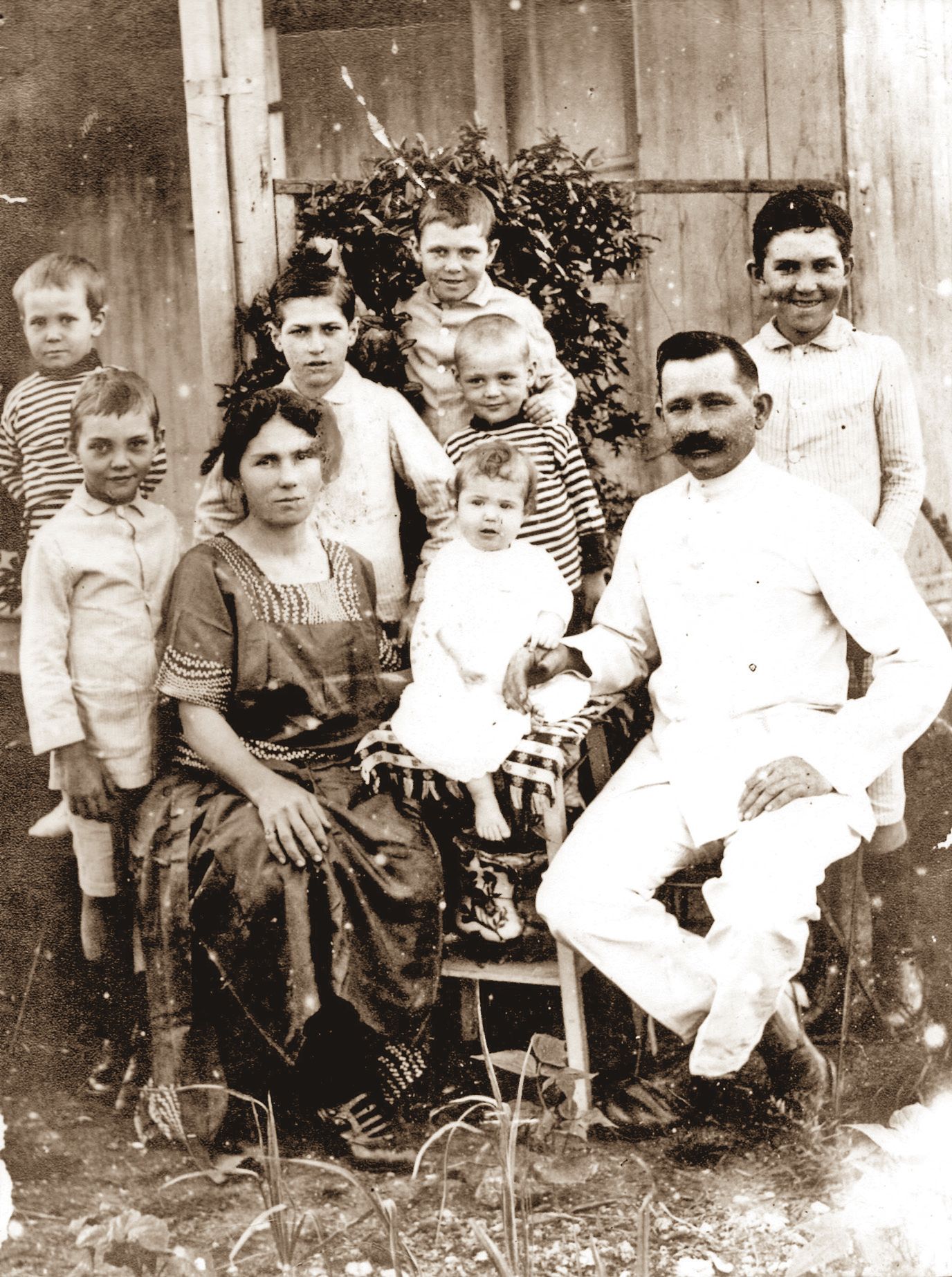 Emile est l’un des huit enfants de Pierre, son second fils.  Il est entouré de sa femme Flore et de leurs enfants.