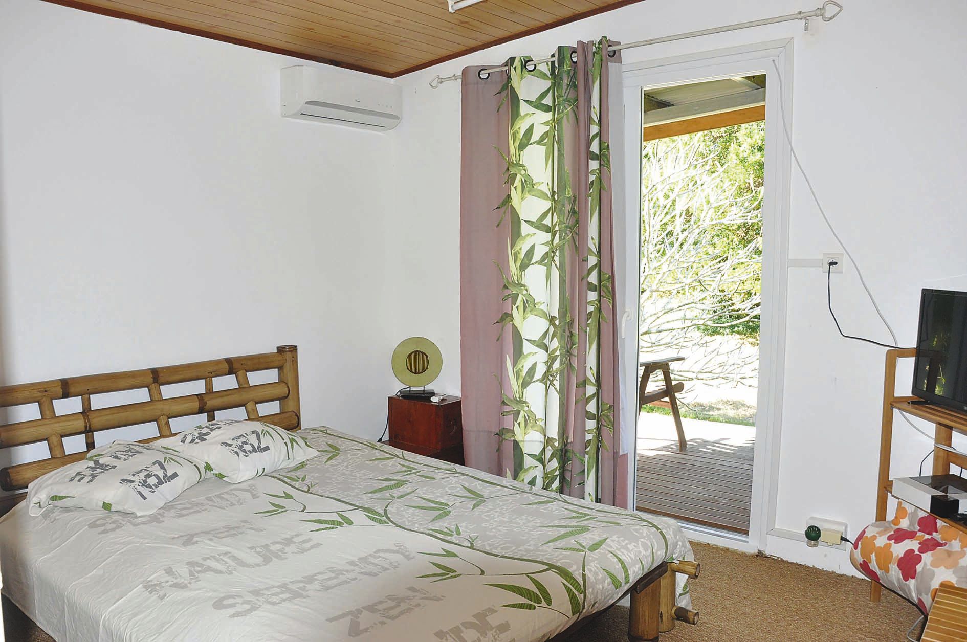 Chambre climatisée équipée d’une télévision avec antenne parabolique.