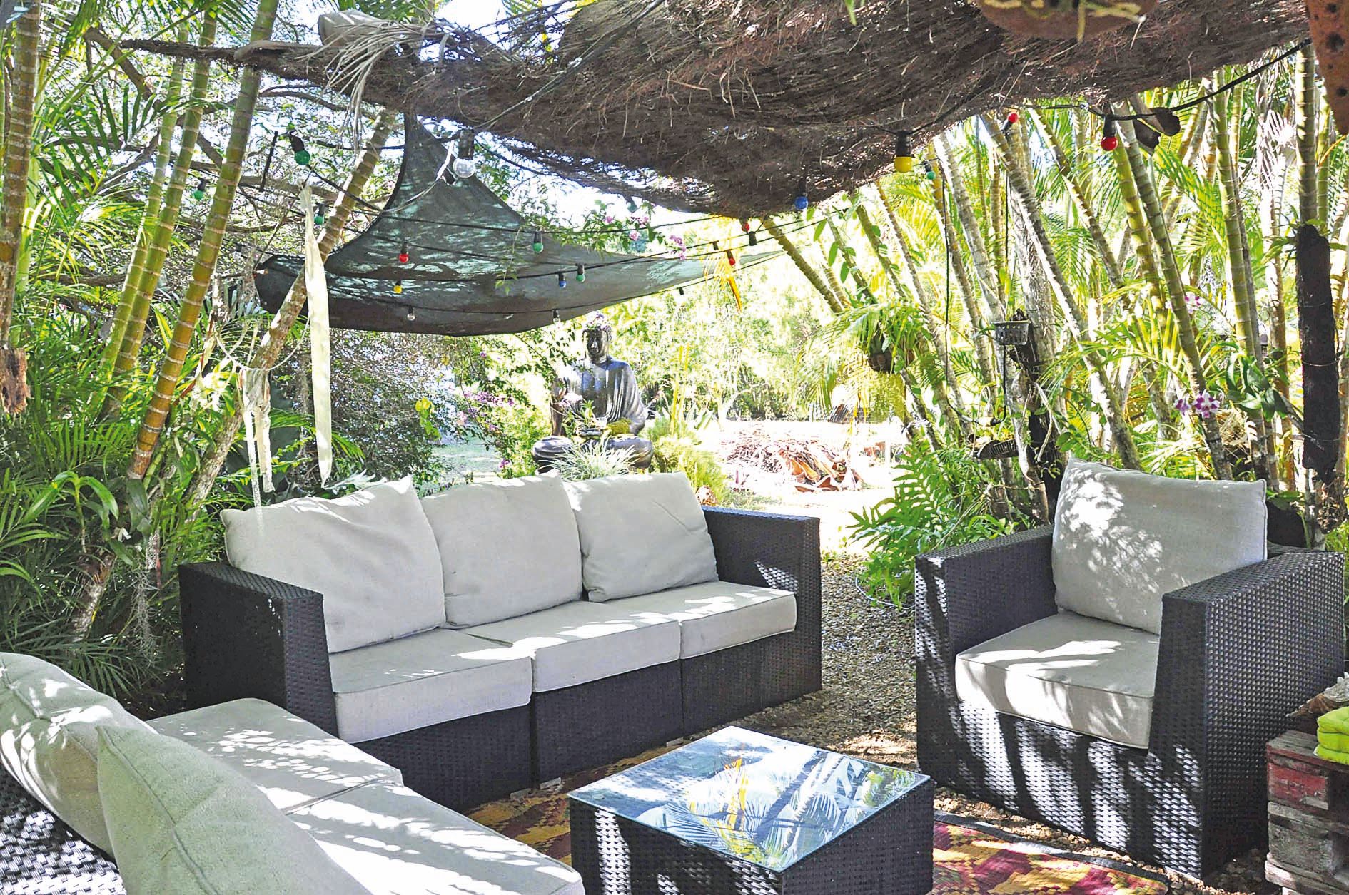 Un salon zen pour se relaxer dans un coin du jardin.