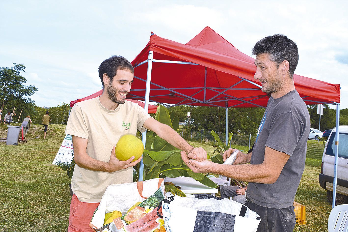 Benjamin Ribotton (à droite) tenait un stand pour troquer avec les visiteurs fruits, légumes, plantes et graines.