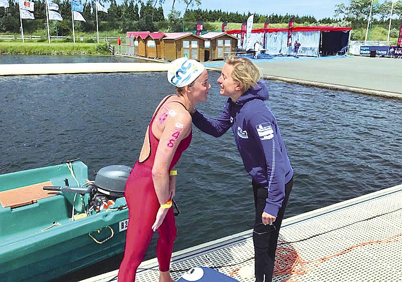 Lara Grangeon (à gauche), félicité par Aurélie Muller, 26 ans, championne du monde 2015 et d’Europe 2016 du 10 km.